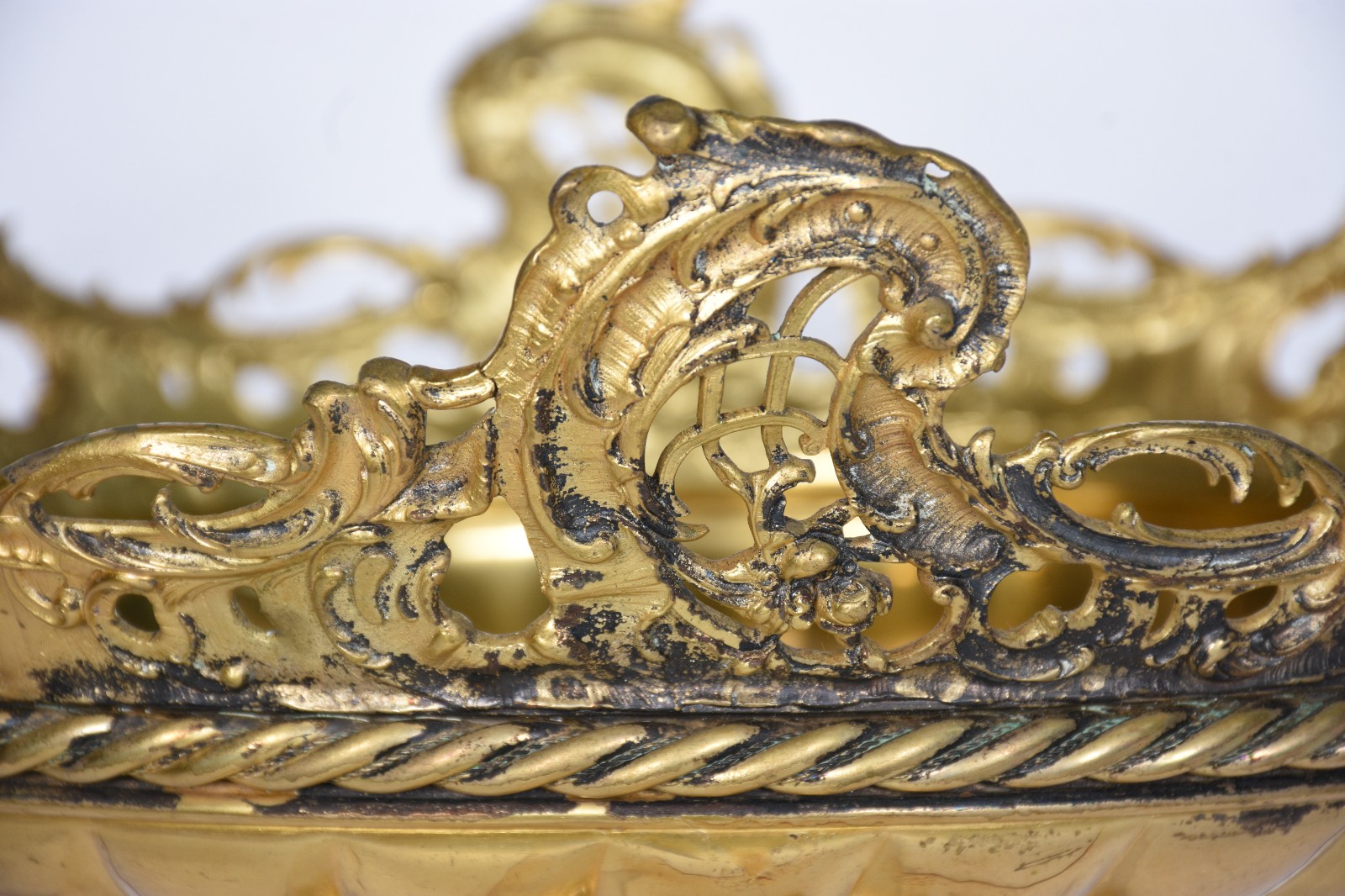 Fruteira de metal dourado com gomos retorcidos e borda com flores e... - foto 8 de 10