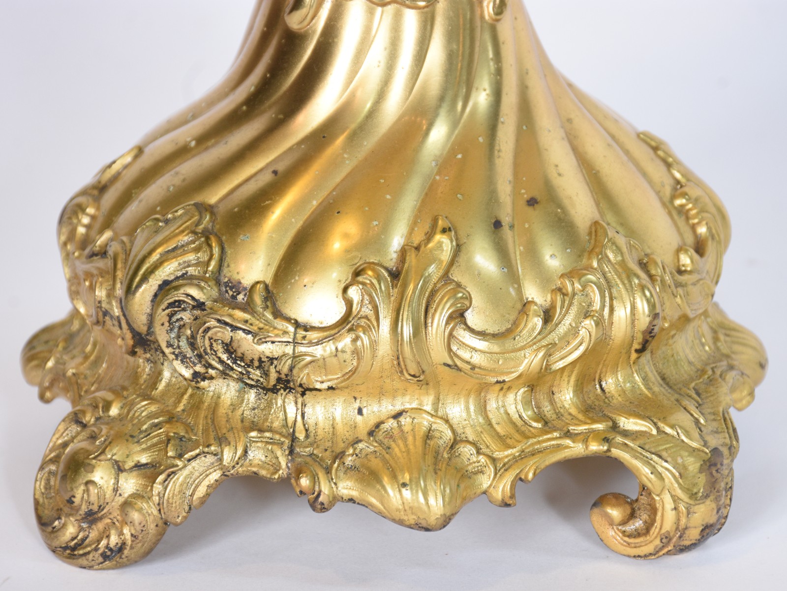 Fruteira de metal dourado com gomos retorcidos e borda com flores e... - foto 9 de 10