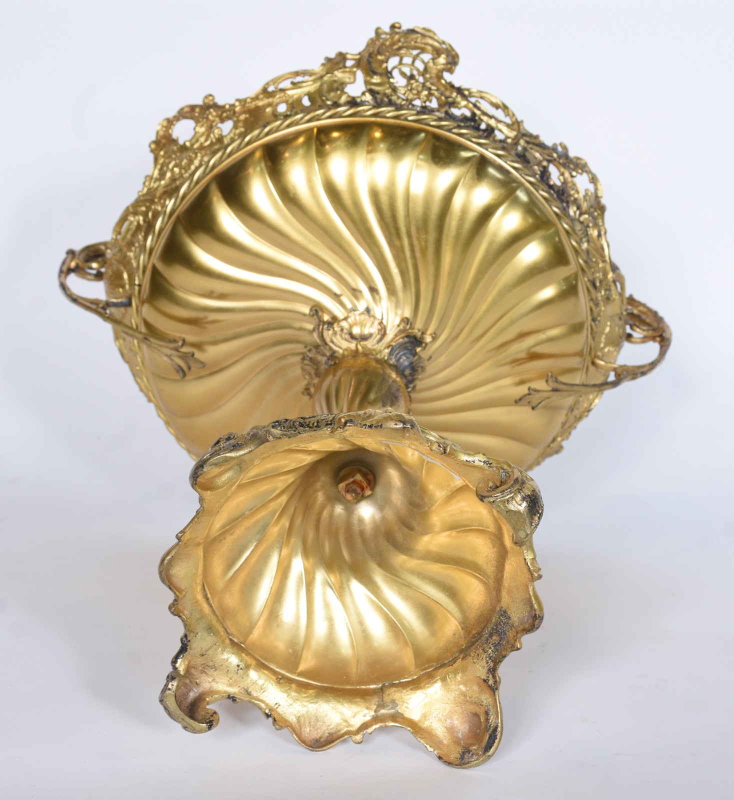 Fruteira de metal dourado com gomos retorcidos e borda com flores e... - foto 10 de 10