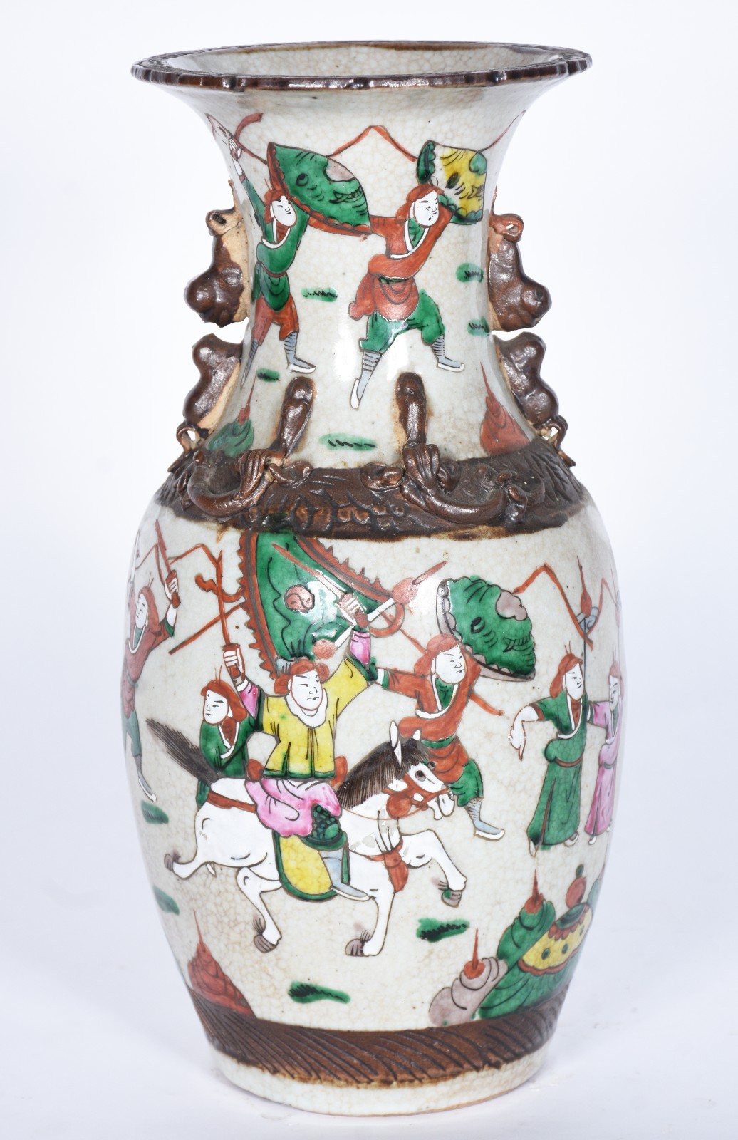Vaso de porcelana oriental craquelê decorado com guerreiros em... - foto 1 de 8