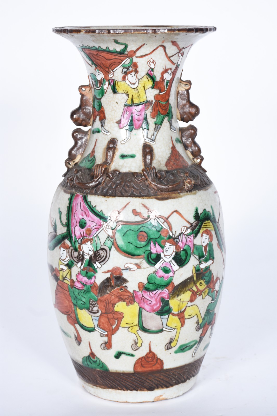 Vaso de porcelana oriental craquelê decorado com guerreiros em... - foto 3 de 8