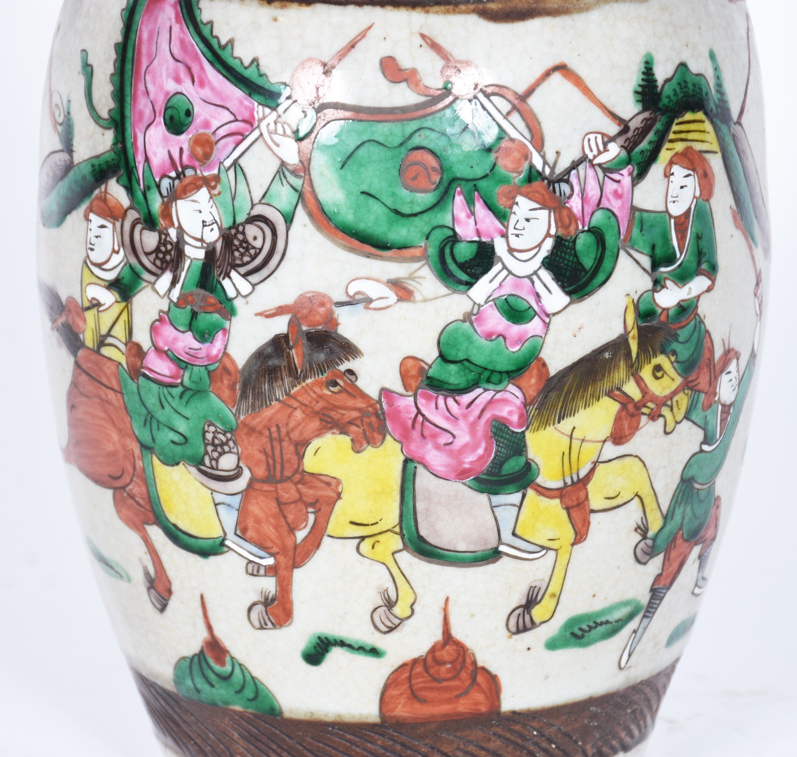 Vaso de porcelana oriental craquelê decorado com guerreiros em... - foto 4 de 8