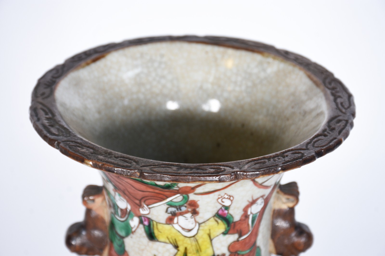 Vaso de porcelana oriental craquelê decorado com guerreiros em... - foto 5 de 8