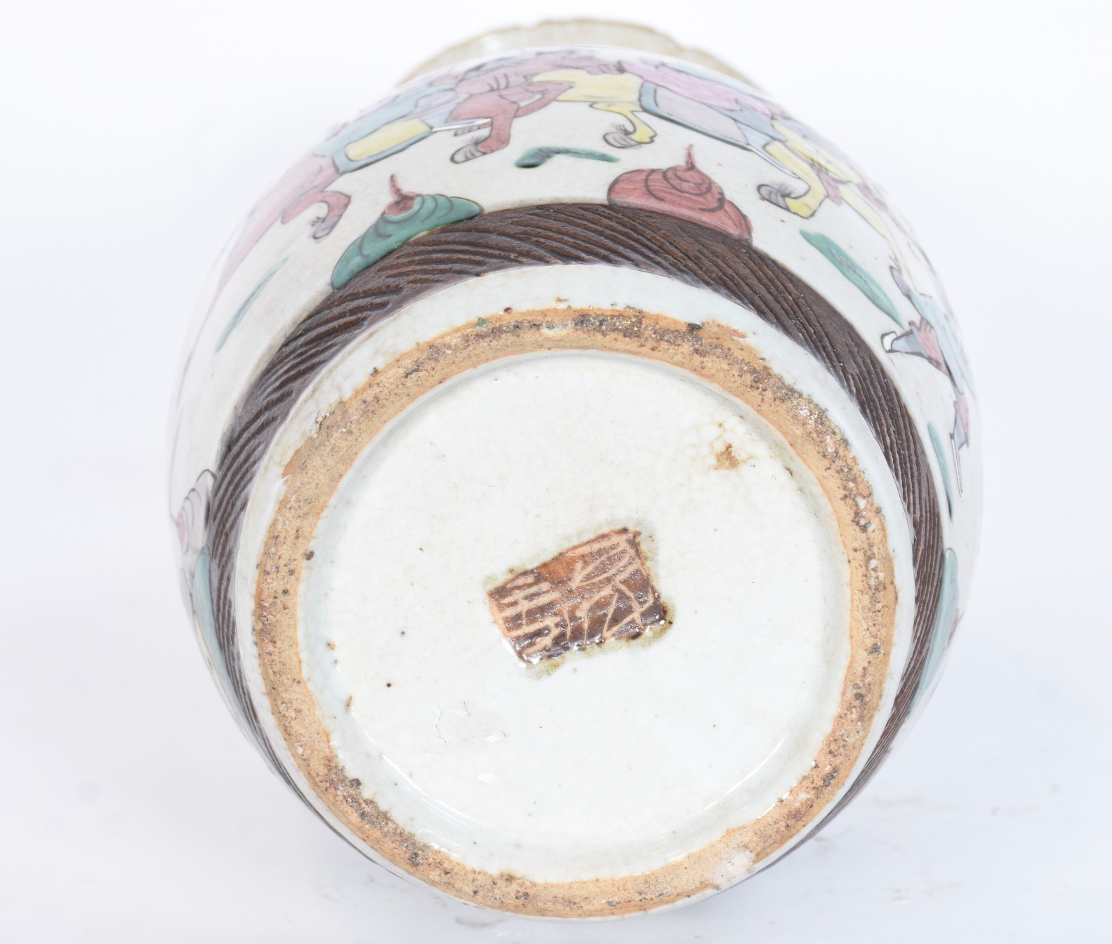 Vaso de porcelana oriental craquelê decorado com guerreiros em... - foto 6 de 8
