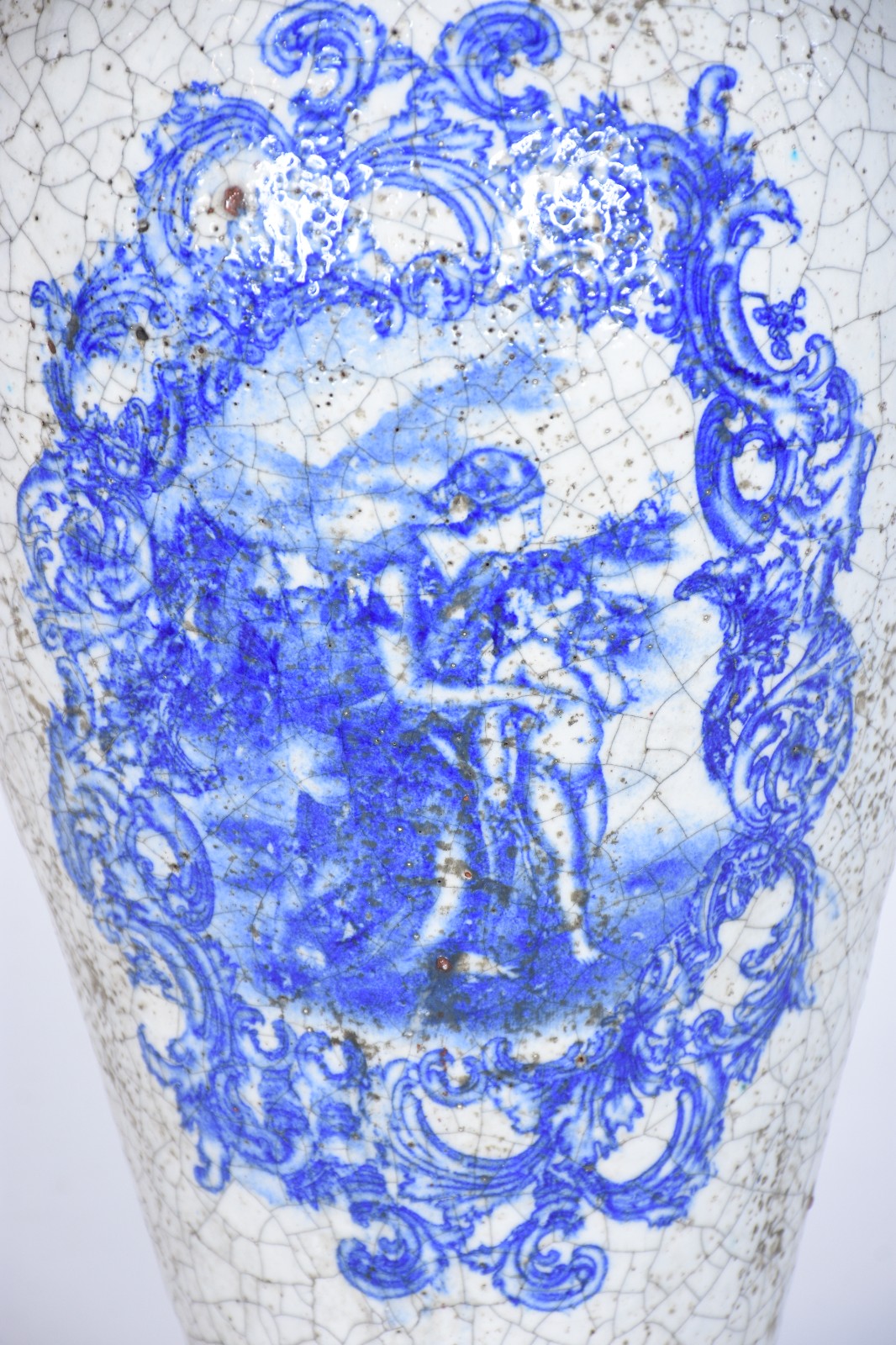 Vaso de cerâmica azul e branca craquelê decorado com figura feminina... - foto 2 de 9