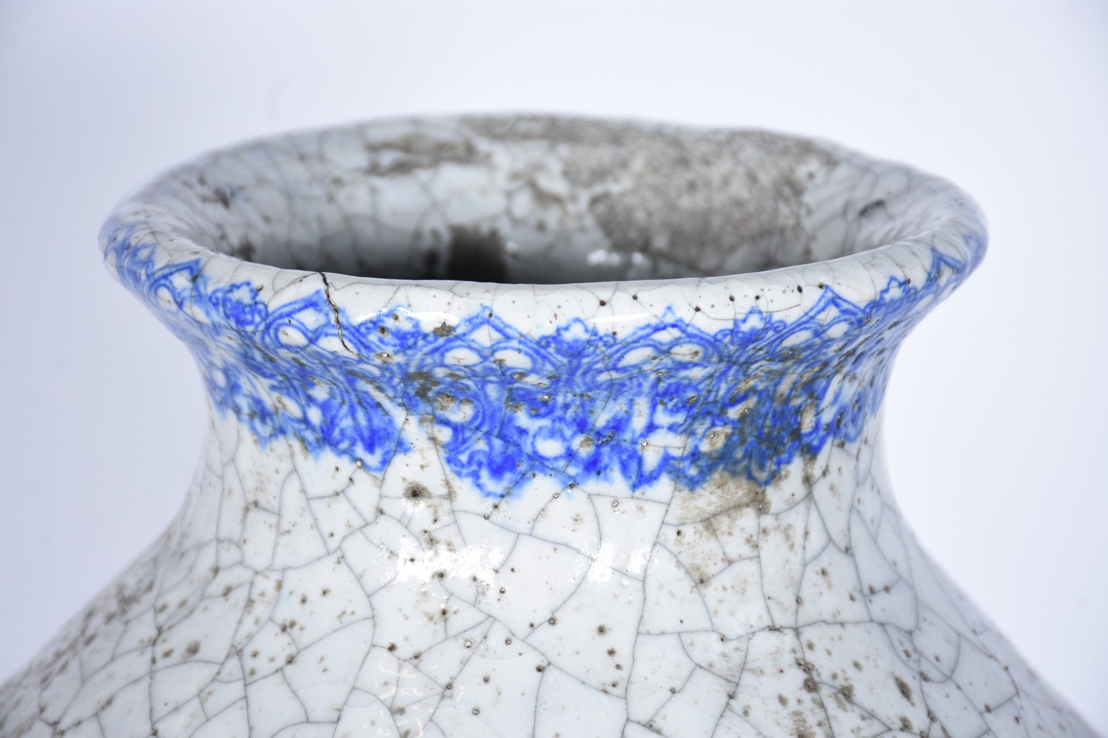 Vaso de cerâmica azul e branca craquelê decorado com figura feminina... - foto 4 de 9