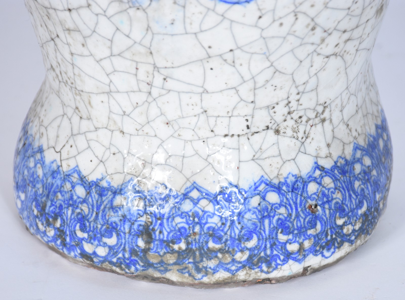 Vaso de cerâmica azul e branca craquelê decorado com figura feminina... - foto 5 de 9