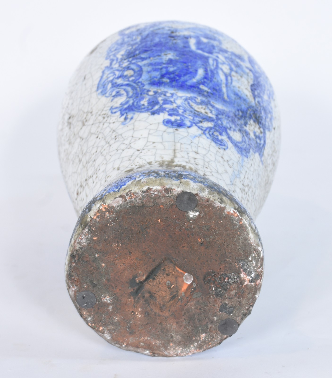 Vaso de cerâmica azul e branca craquelê decorado com figura feminina... - foto 6 de 9