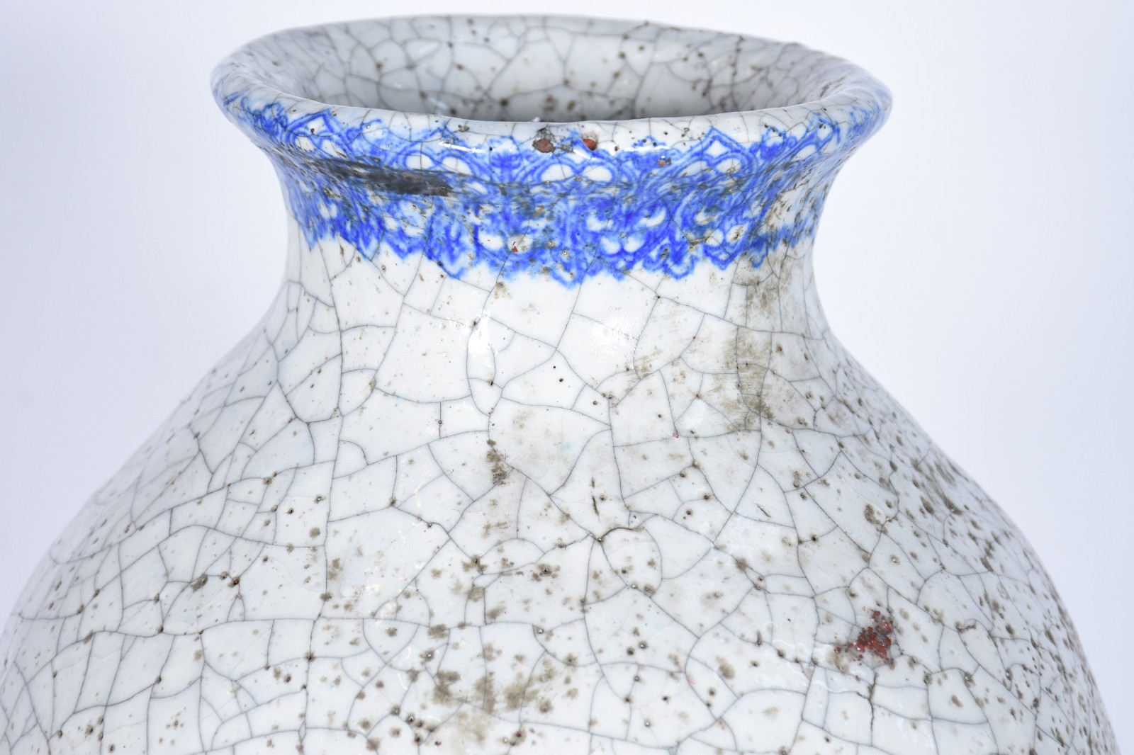 Vaso de cerâmica azul e branca craquelê decorado com figura feminina... - foto 7 de 9