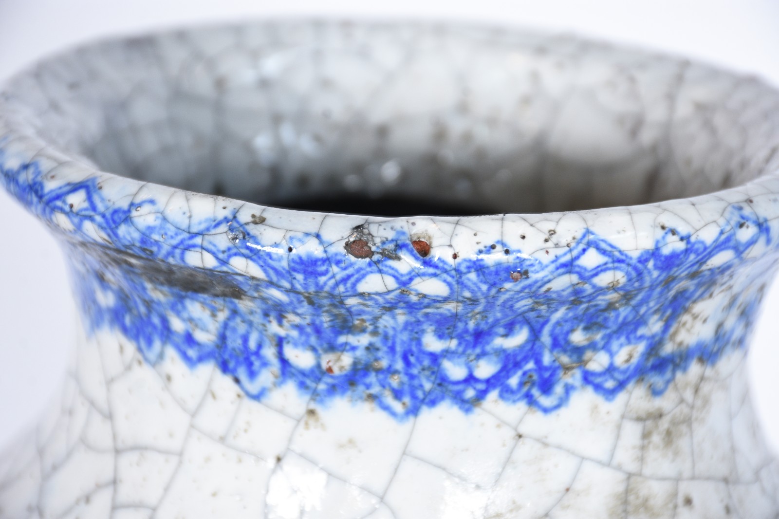 Vaso de cerâmica azul e branca craquelê decorado com figura feminina... - foto 9 de 9