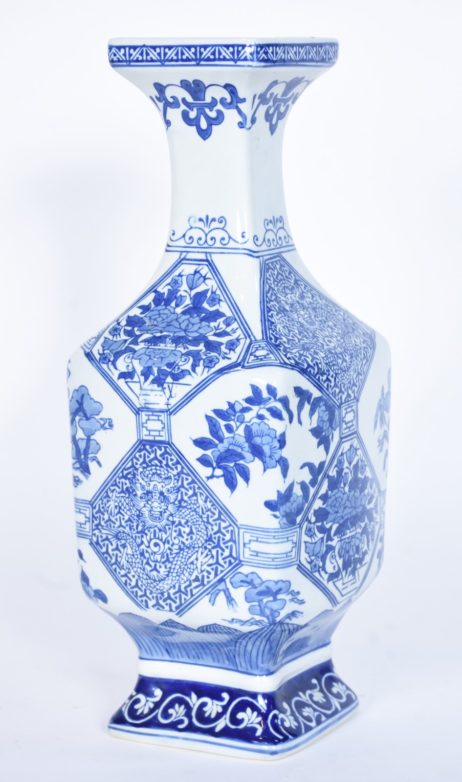 Vaso de porcelana azul e branca, decoração floral e figuras... - foto 1 de 7