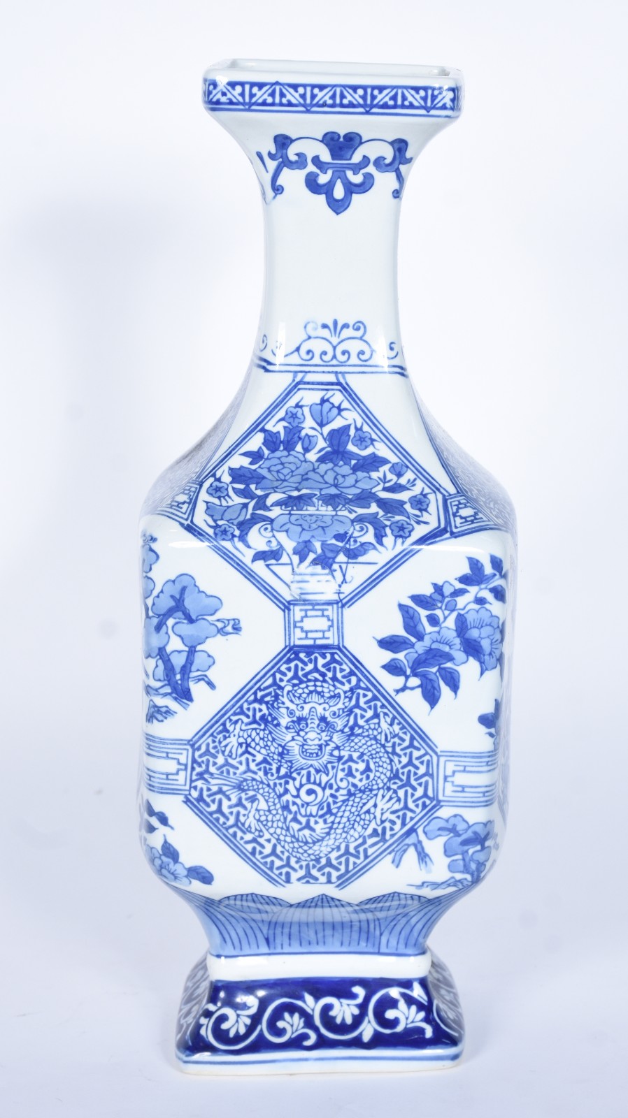 Vaso de porcelana azul e branca, decoração floral e figuras... - foto 2 de 7