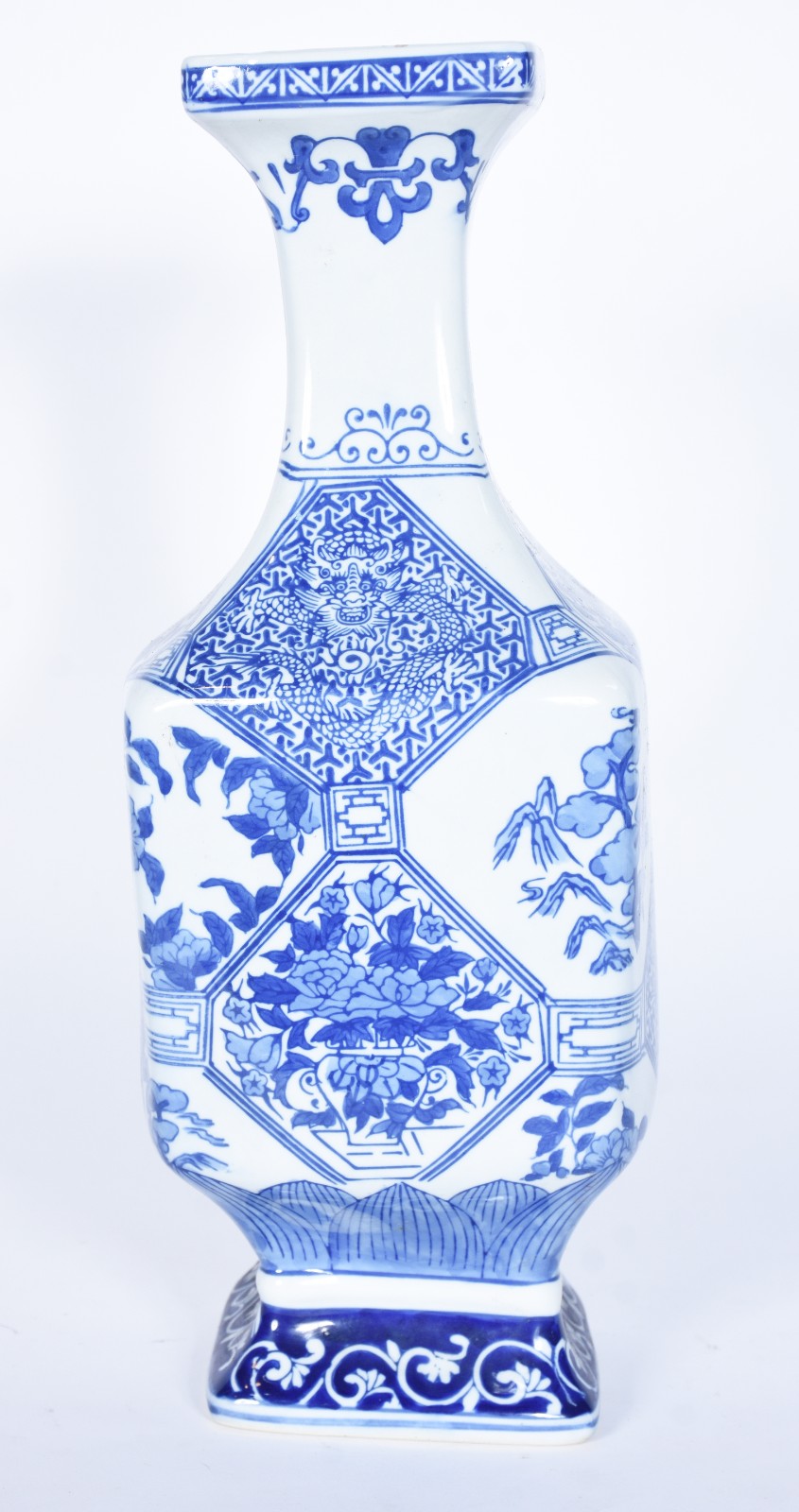 Vaso de porcelana azul e branca, decoração floral e figuras... - foto 3 de 7