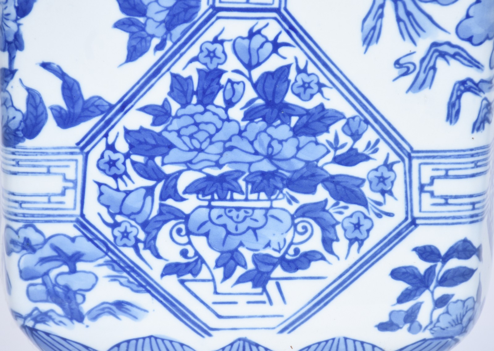 Vaso de porcelana azul e branca, decoração floral e figuras... - foto 4 de 7