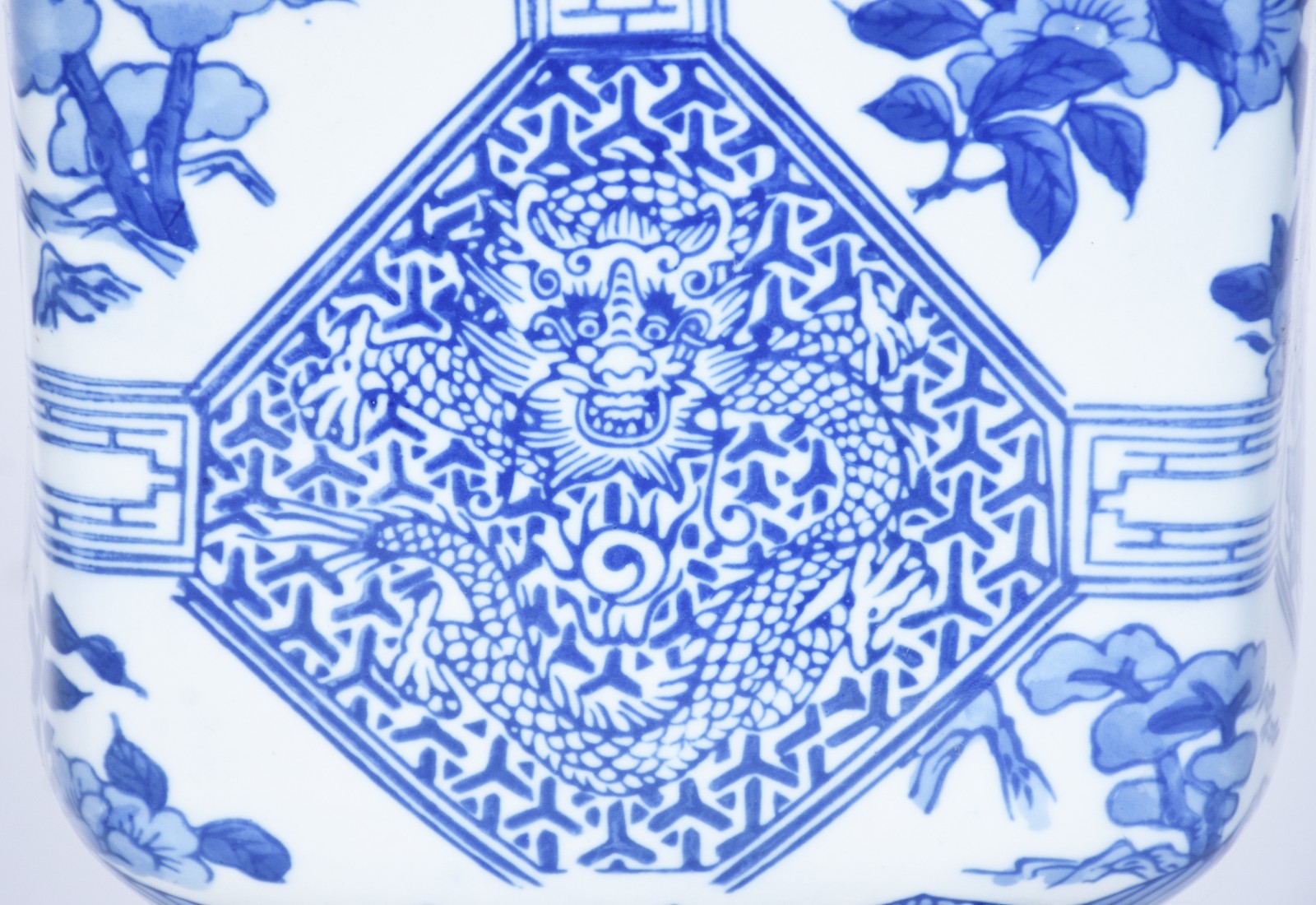 Vaso de porcelana azul e branca, decoração floral e figuras... - foto 5 de 7