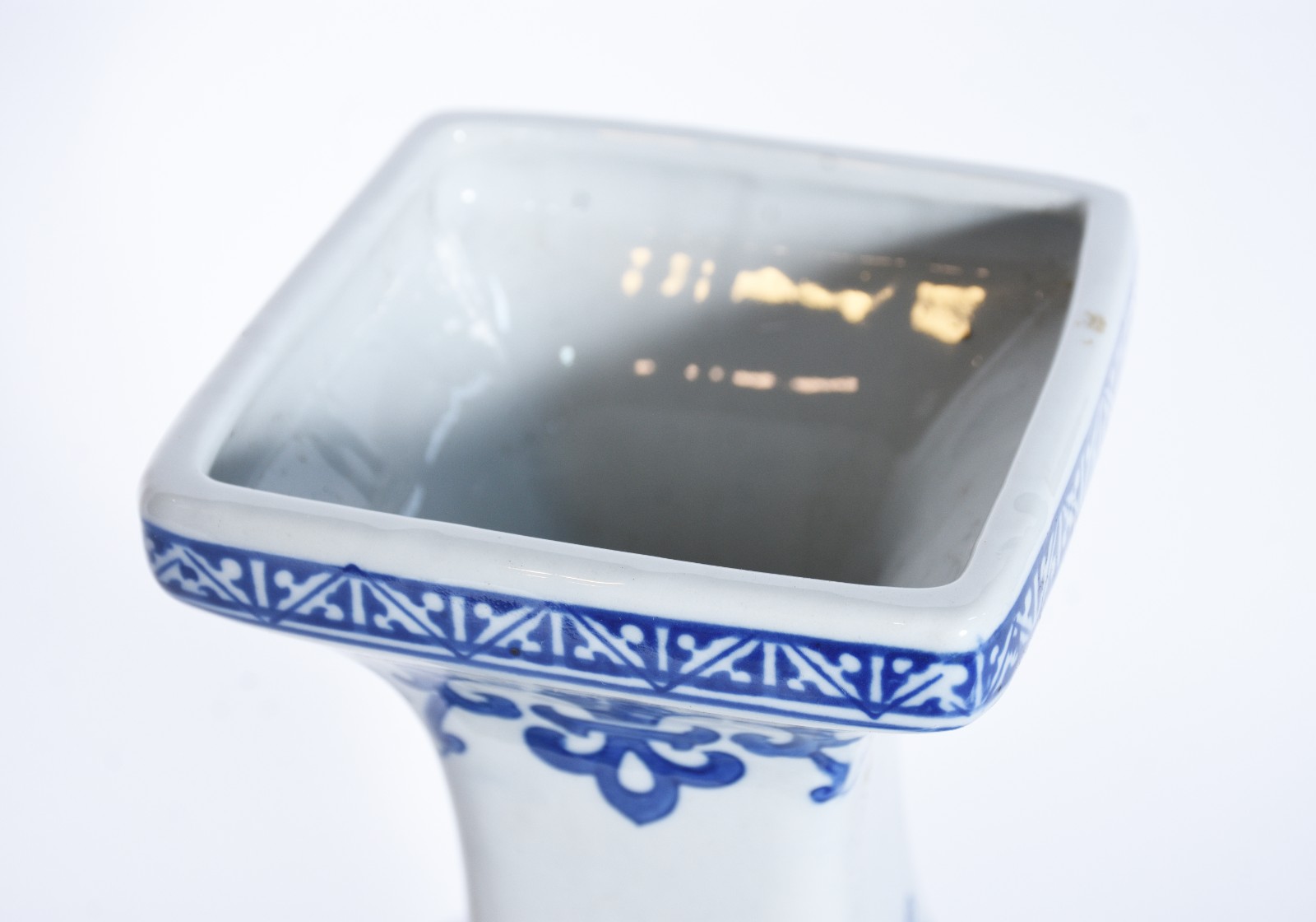 Vaso de porcelana azul e branca, decoração floral e figuras... - foto 6 de 7