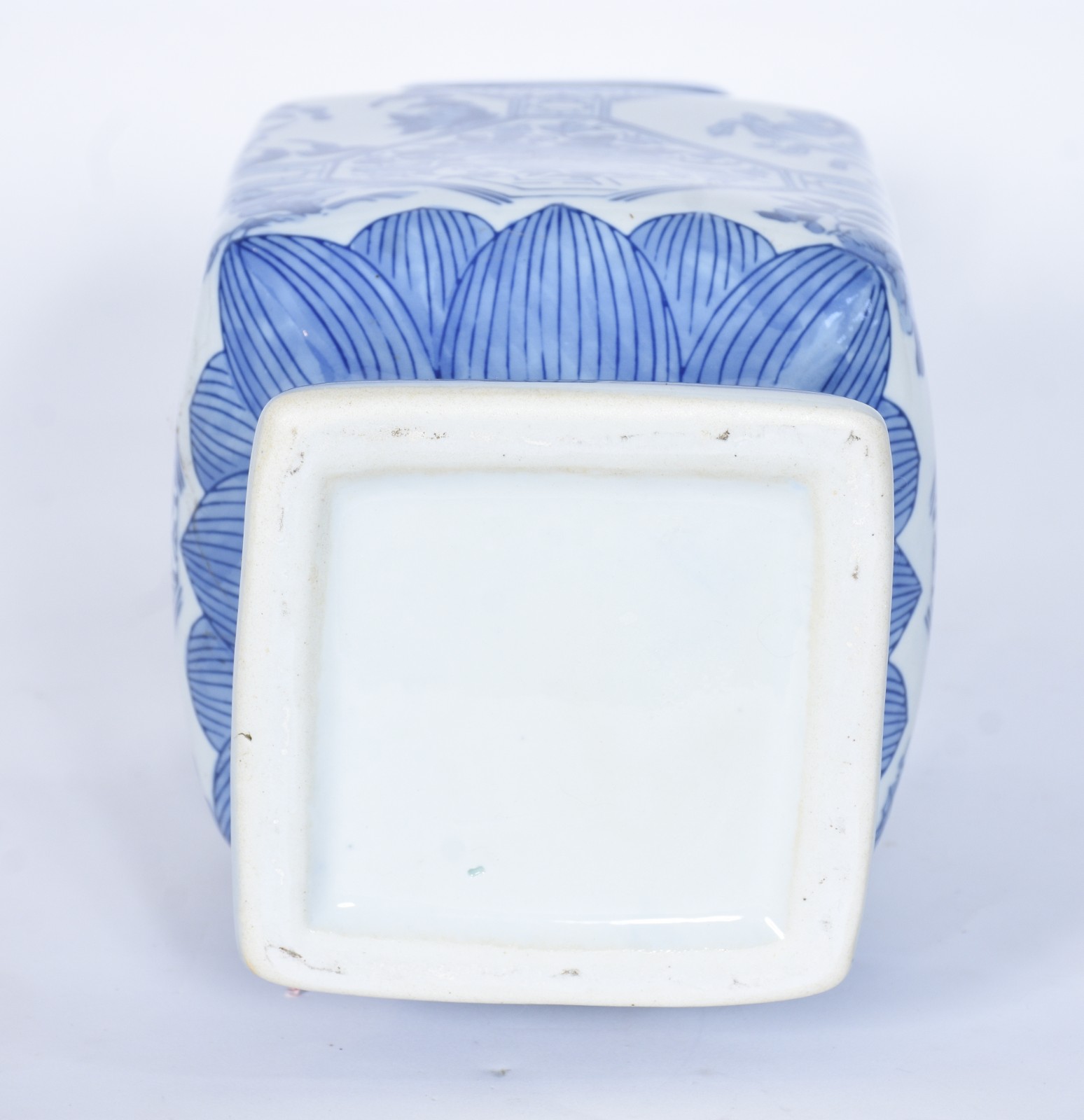 Vaso de porcelana azul e branca, decoração floral e figuras... - foto 7 de 7