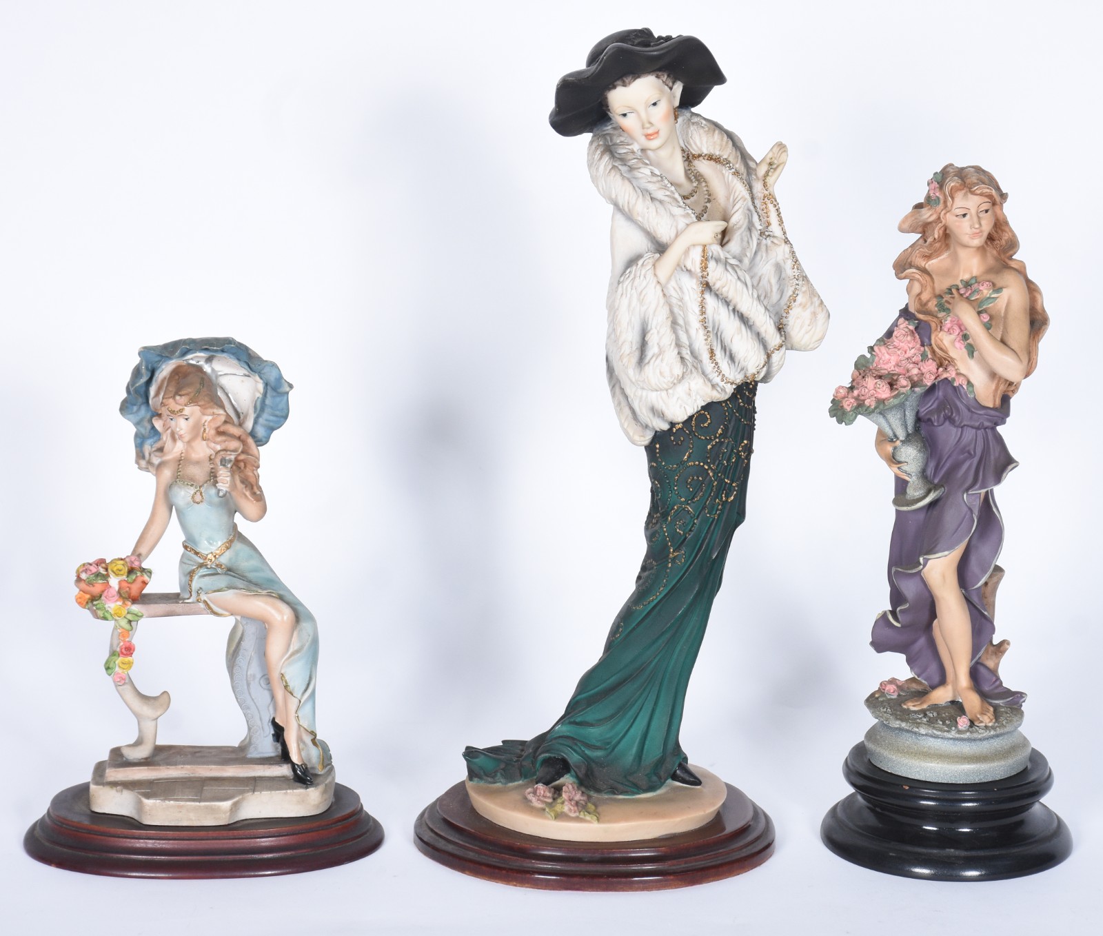 Três estatuetas de resina representando figuras femininas em... - foto 1 de 7