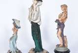 Três estatuetas de resina representando figuras... - Três estatuetas de resina representando figuras femininas em policromia.