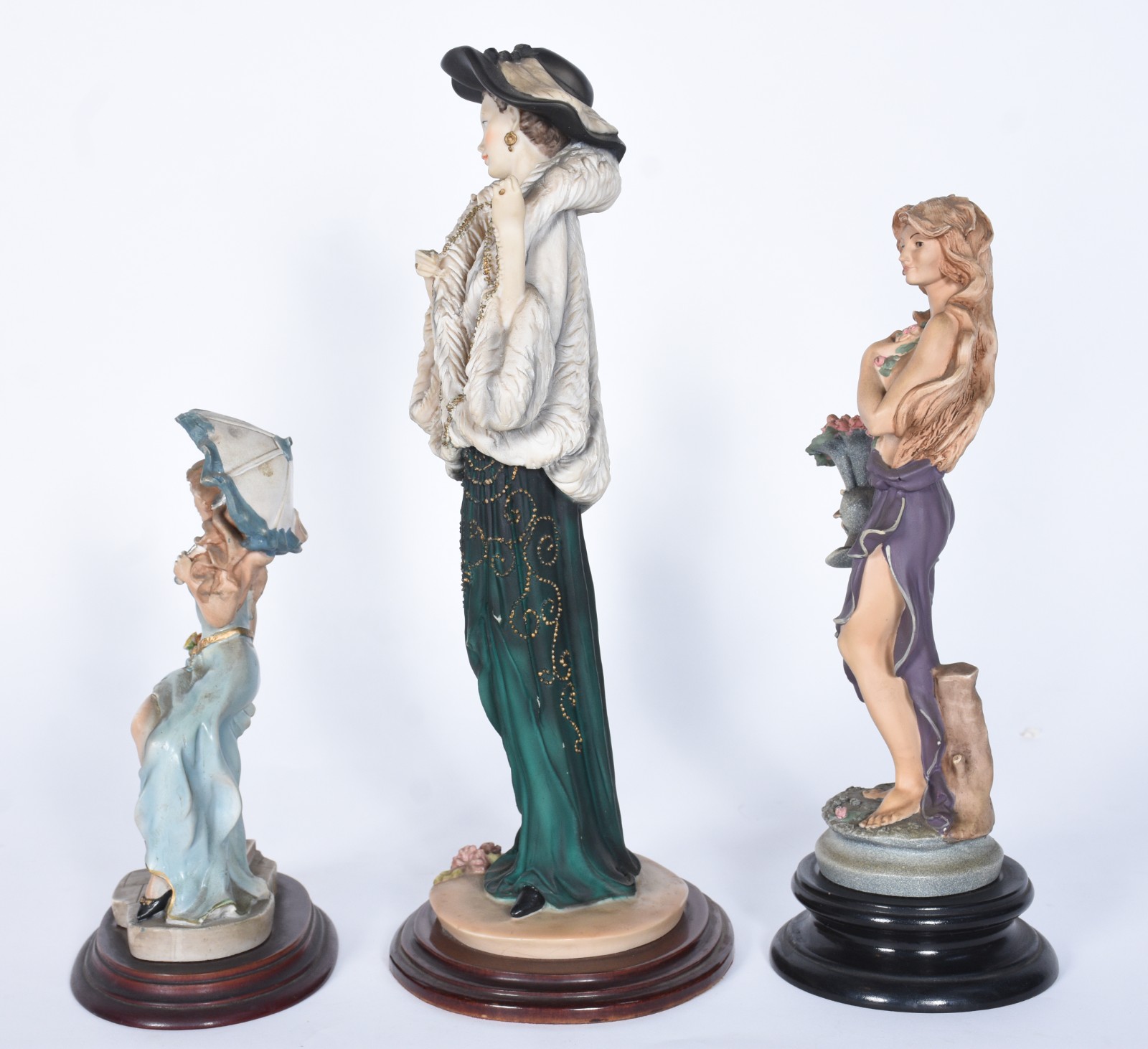 Três estatuetas de resina representando figuras femininas em... - foto 2 de 7