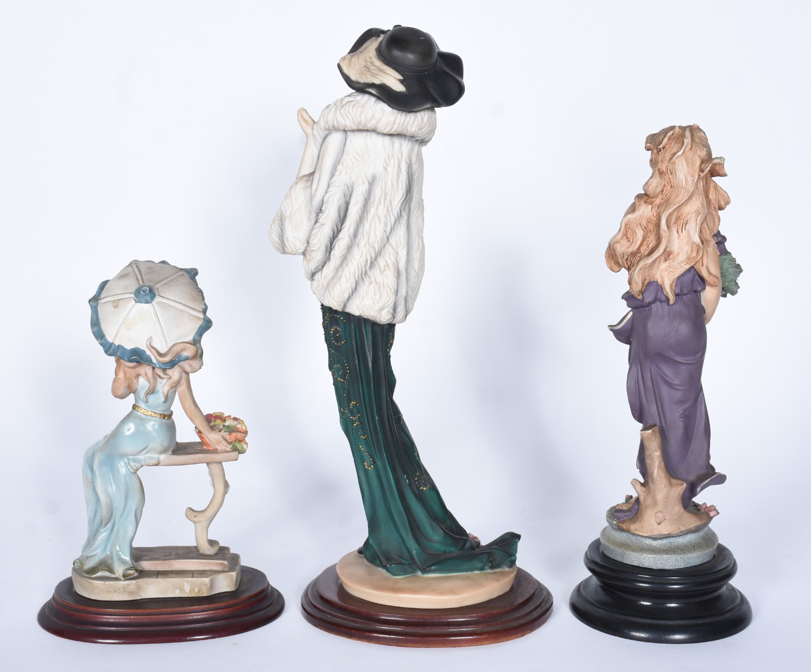 Três estatuetas de resina representando figuras femininas em... - foto 3 de 7