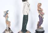 Três estatuetas de resina representando figuras... - Três estatuetas de resina representando figuras femininas em policromia.