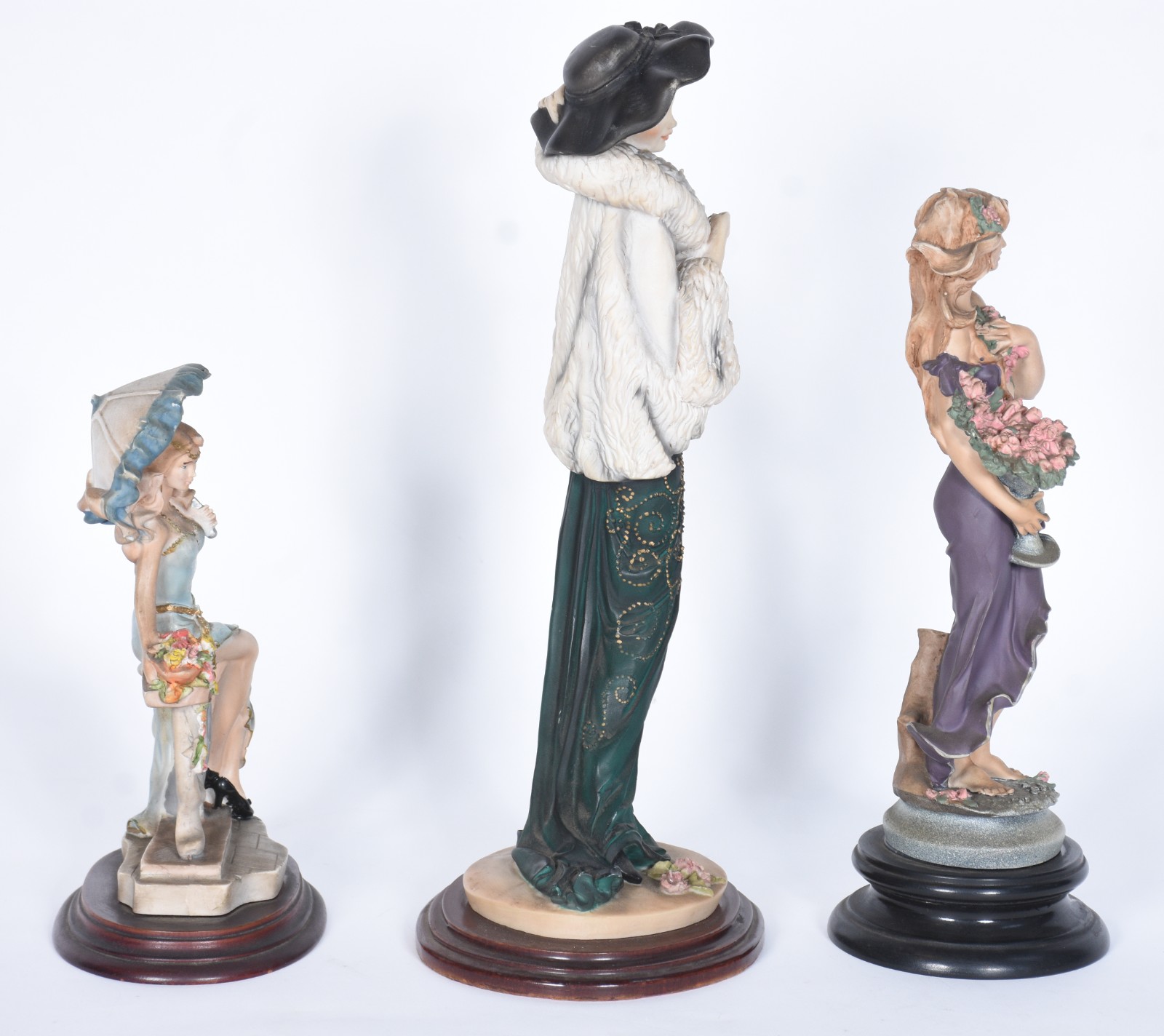 Três estatuetas de resina representando figuras femininas em... - foto 4 de 7