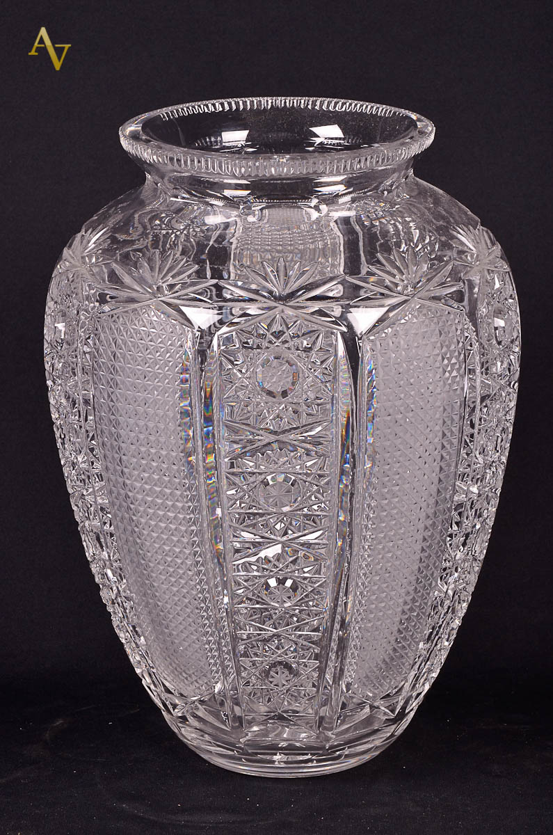 Vaso de cristal tcheco ricamente lapidado. Alt. 31 cm.