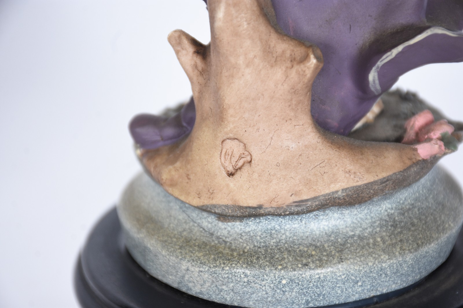 Três estatuetas de resina representando figuras femininas em... - foto 7 de 7