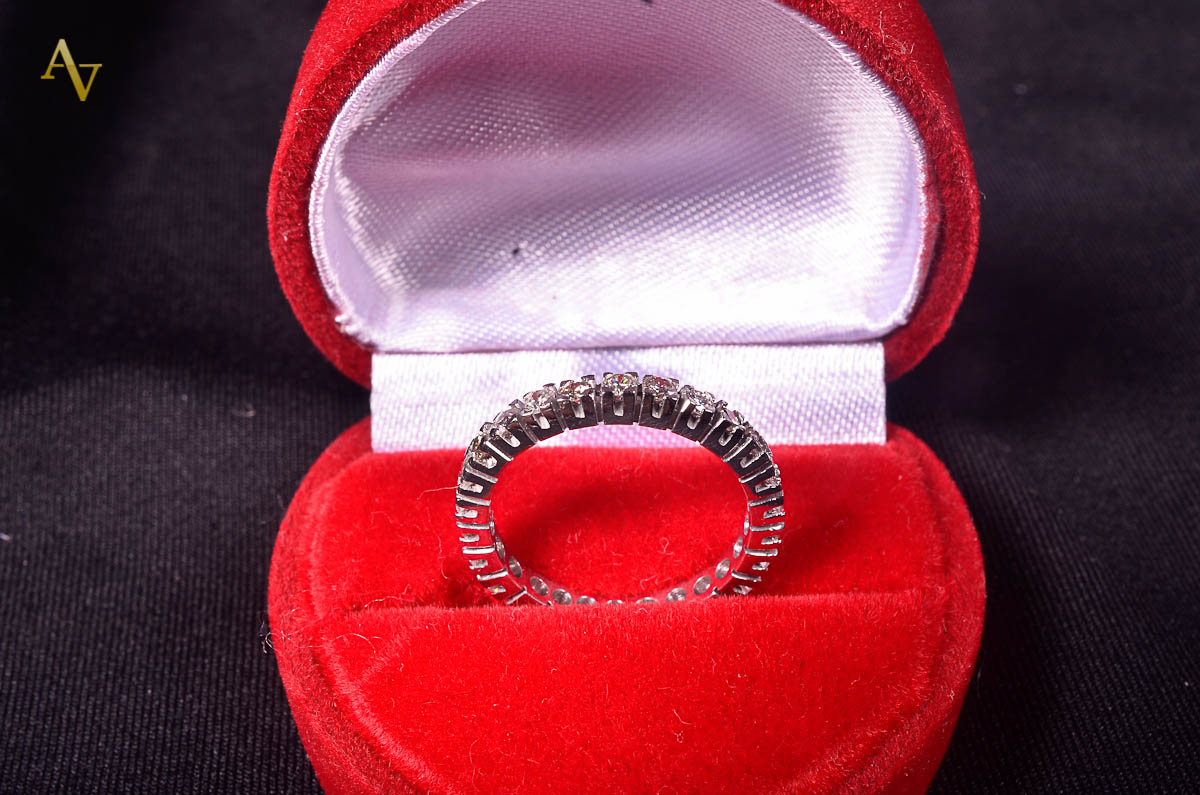 Aliança completa 1.20 ct de brilhantes. Peso: 3.0 gr.