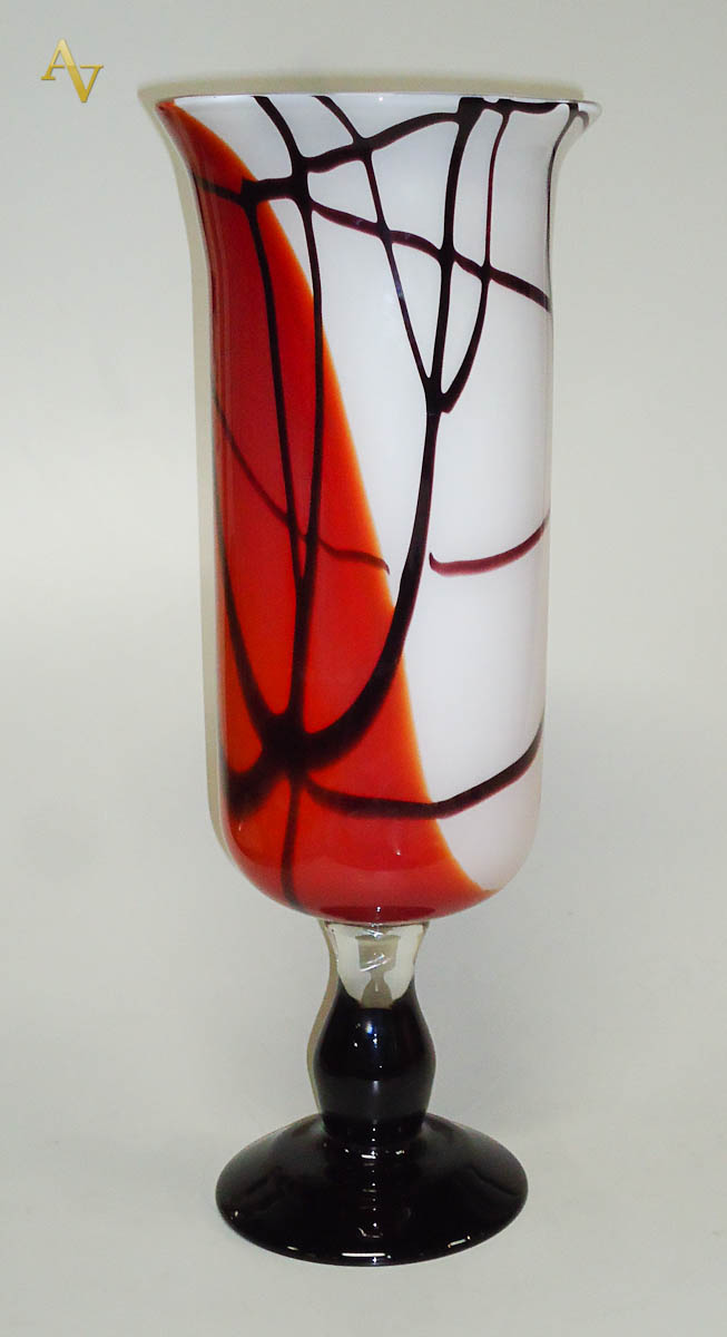 Vaso de vidro com grafismo em vermelho e preto. Alt. 60 cm.
