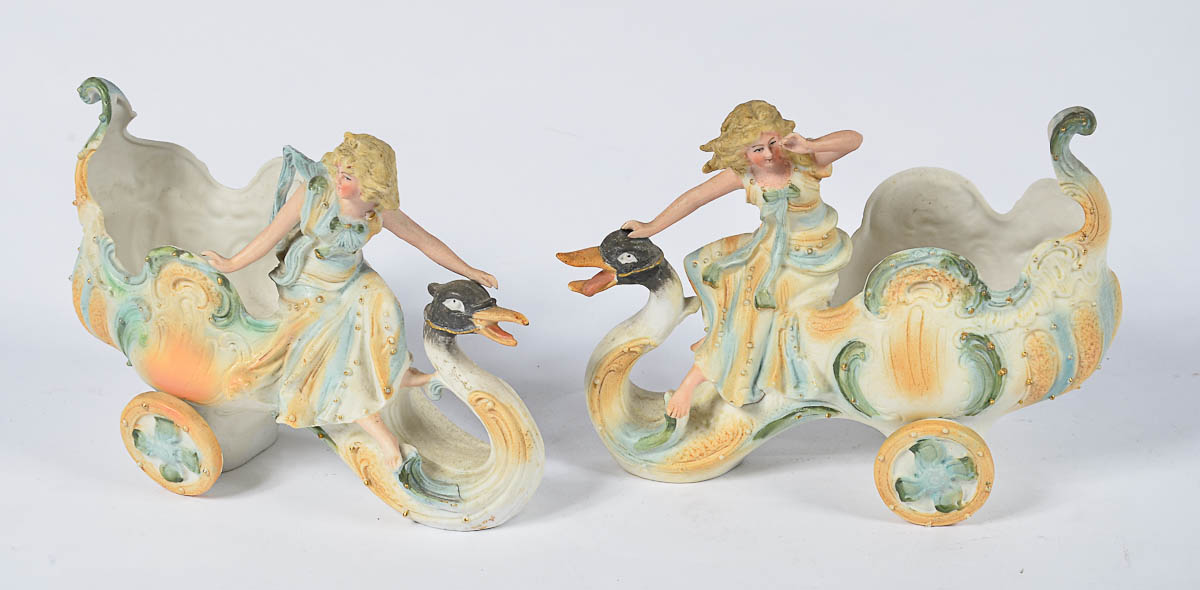 Par de floreiras de biscuit europeu policromado repres. figuras...