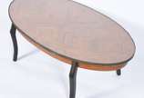 Mesa de centro no feitio oval trabalhada com ma... - Mesa de centro no feitio oval trabalhada com marqueterie, galeria e detalhes de metal.