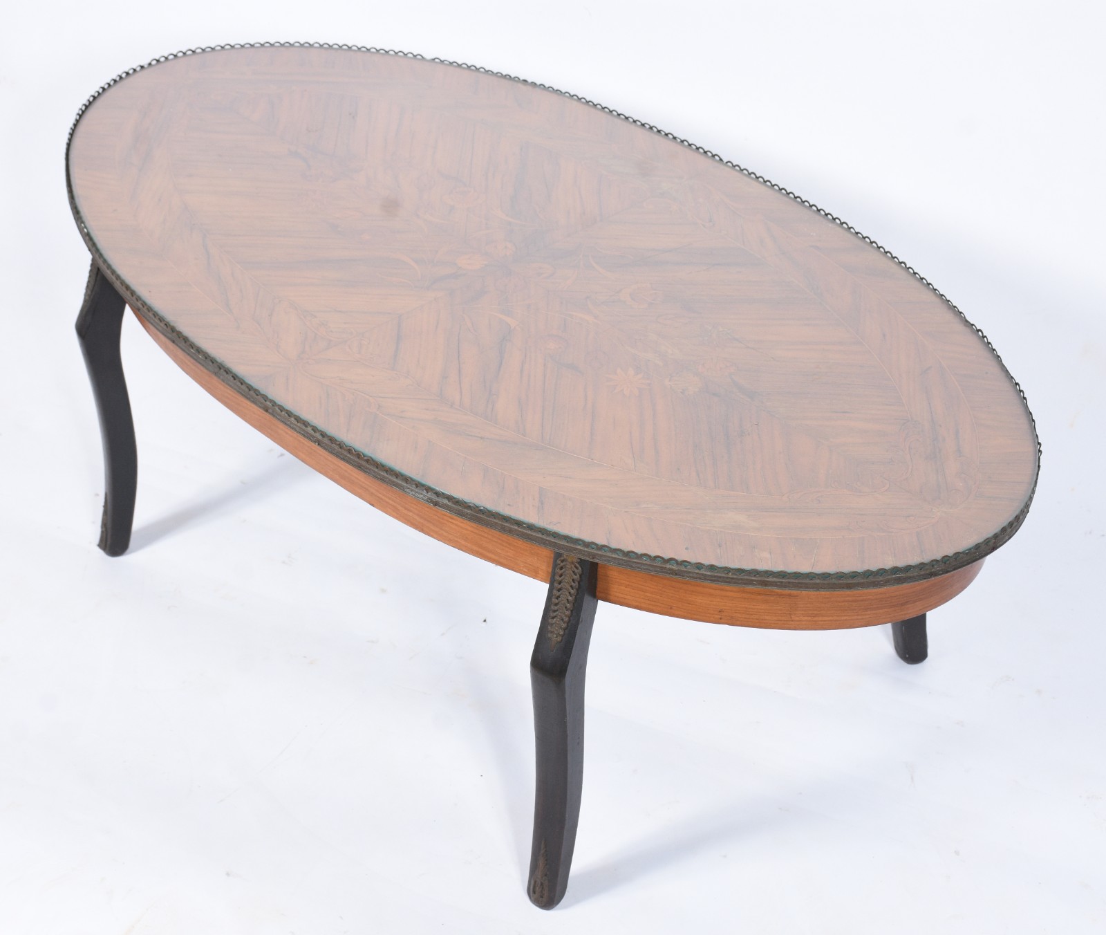 Mesa de centro no feitio oval trabalhada com marqueterie, galeria e... - foto 1 de 10