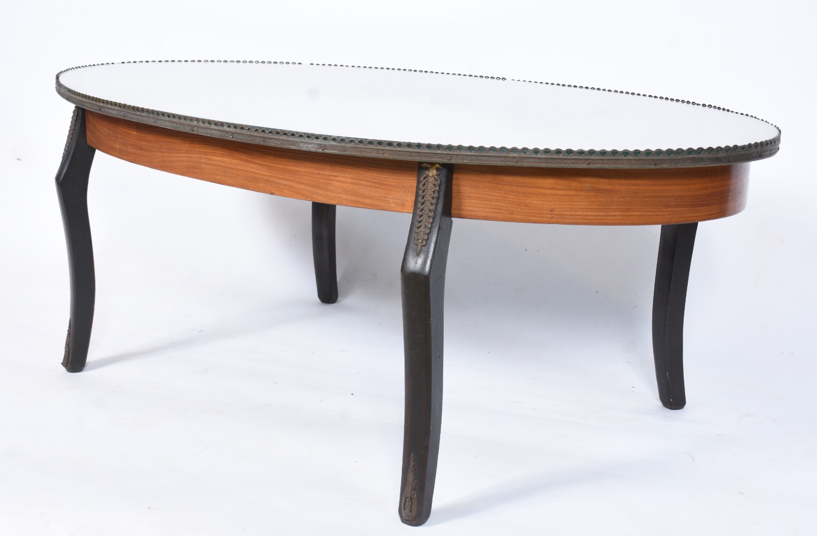 Mesa de centro no feitio oval trabalhada com marqueterie, galeria e... - foto 2 de 10