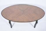 Mesa de centro no feitio oval trabalhada com ma... - Mesa de centro no feitio oval trabalhada com marqueterie, galeria e detalhes de metal.