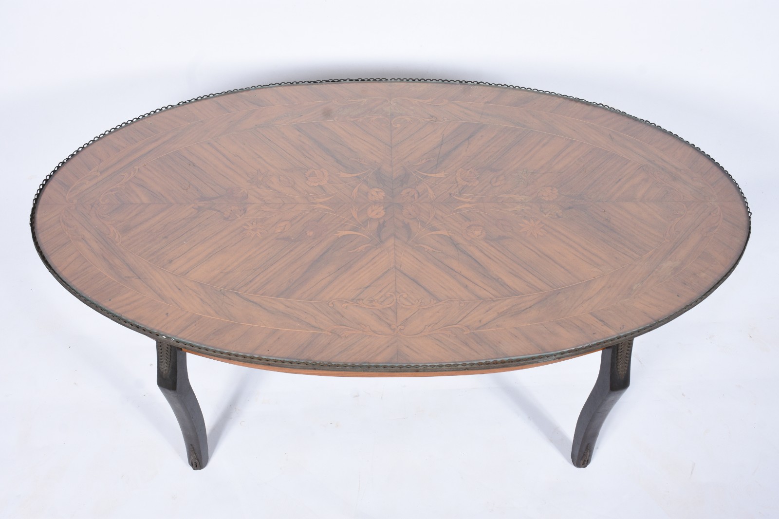 Mesa de centro no feitio oval trabalhada com marqueterie, galeria e... - foto 3 de 10