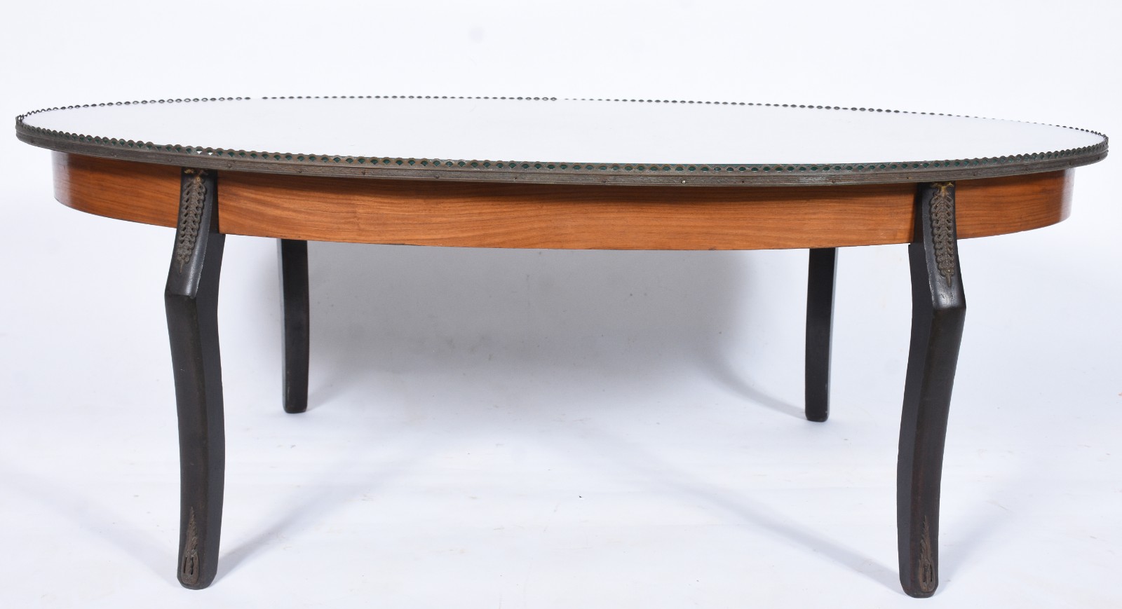 Mesa de centro no feitio oval trabalhada com marqueterie, galeria e... - foto 4 de 10