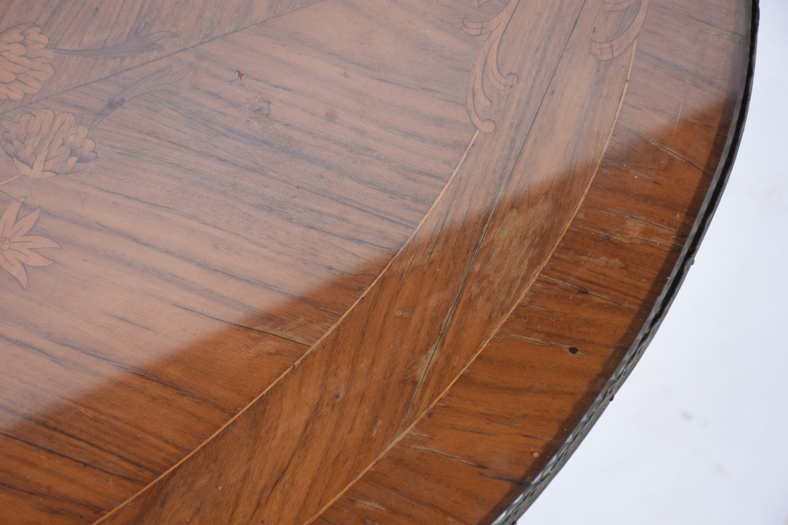 Mesa de centro no feitio oval trabalhada com marqueterie, galeria e... - foto 6 de 10