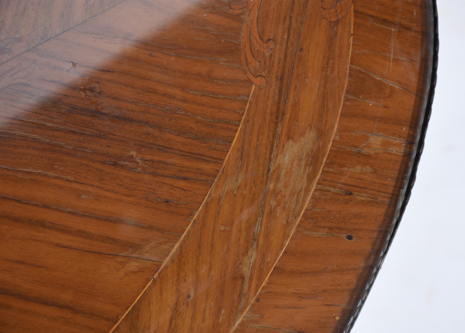 Mesa de centro no feitio oval trabalhada com marqueterie, galeria e... - foto 8 de 10