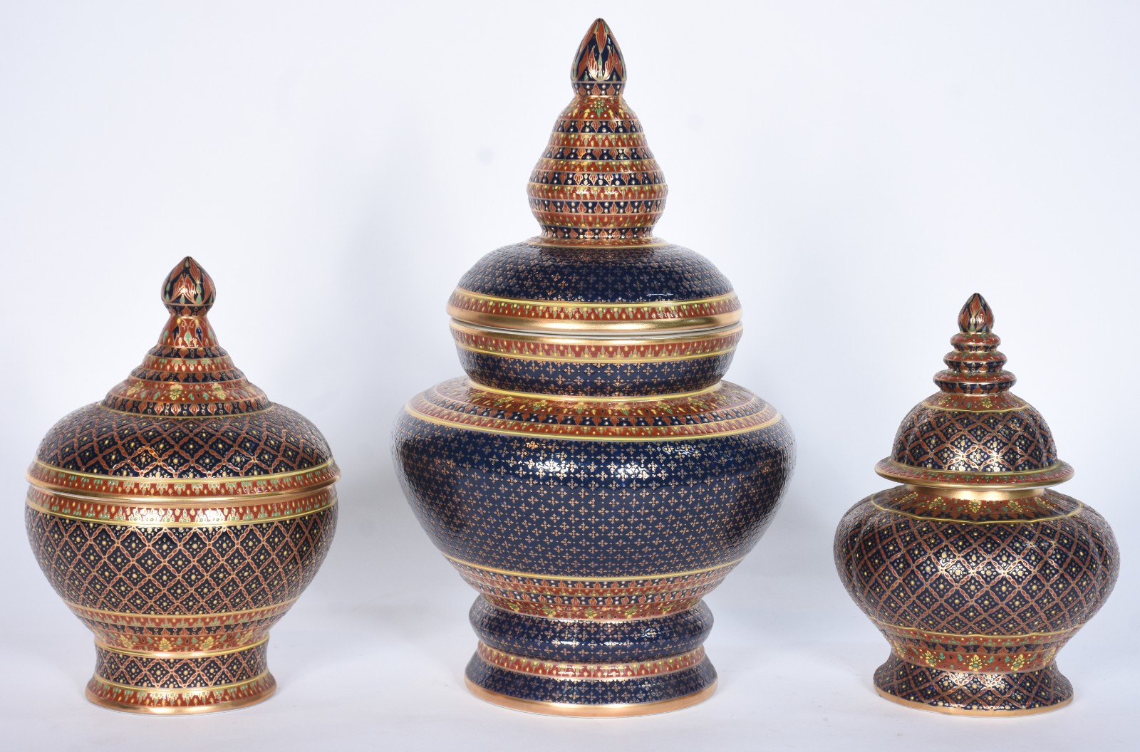 Três potiches de porcelana pintados a mão com motivos geométricos em... - foto 1 de 8