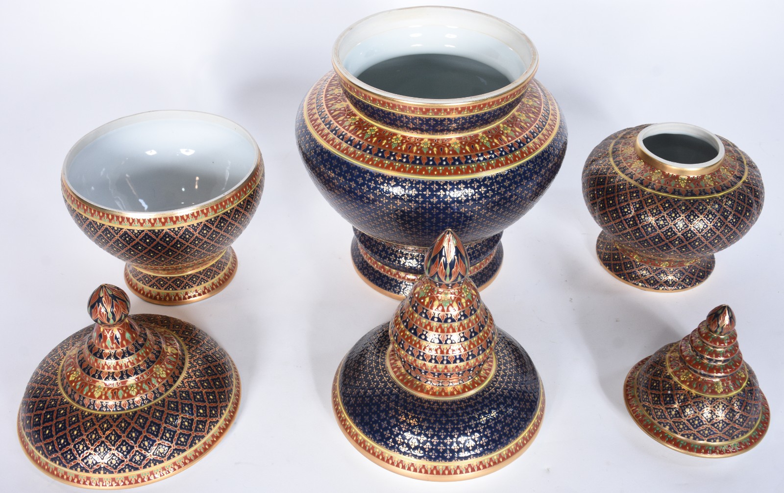 Três potiches de porcelana pintados a mão com motivos geométricos em... - foto 2 de 8