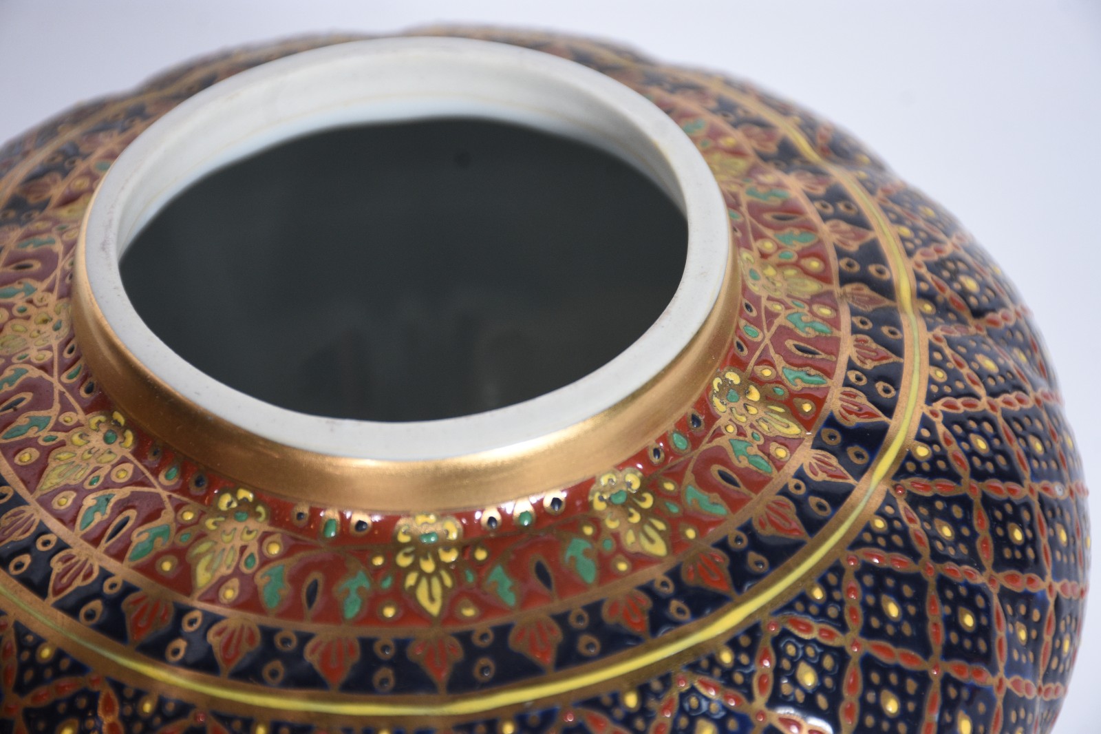 Três potiches de porcelana pintados a mão com motivos geométricos em... - foto 3 de 8