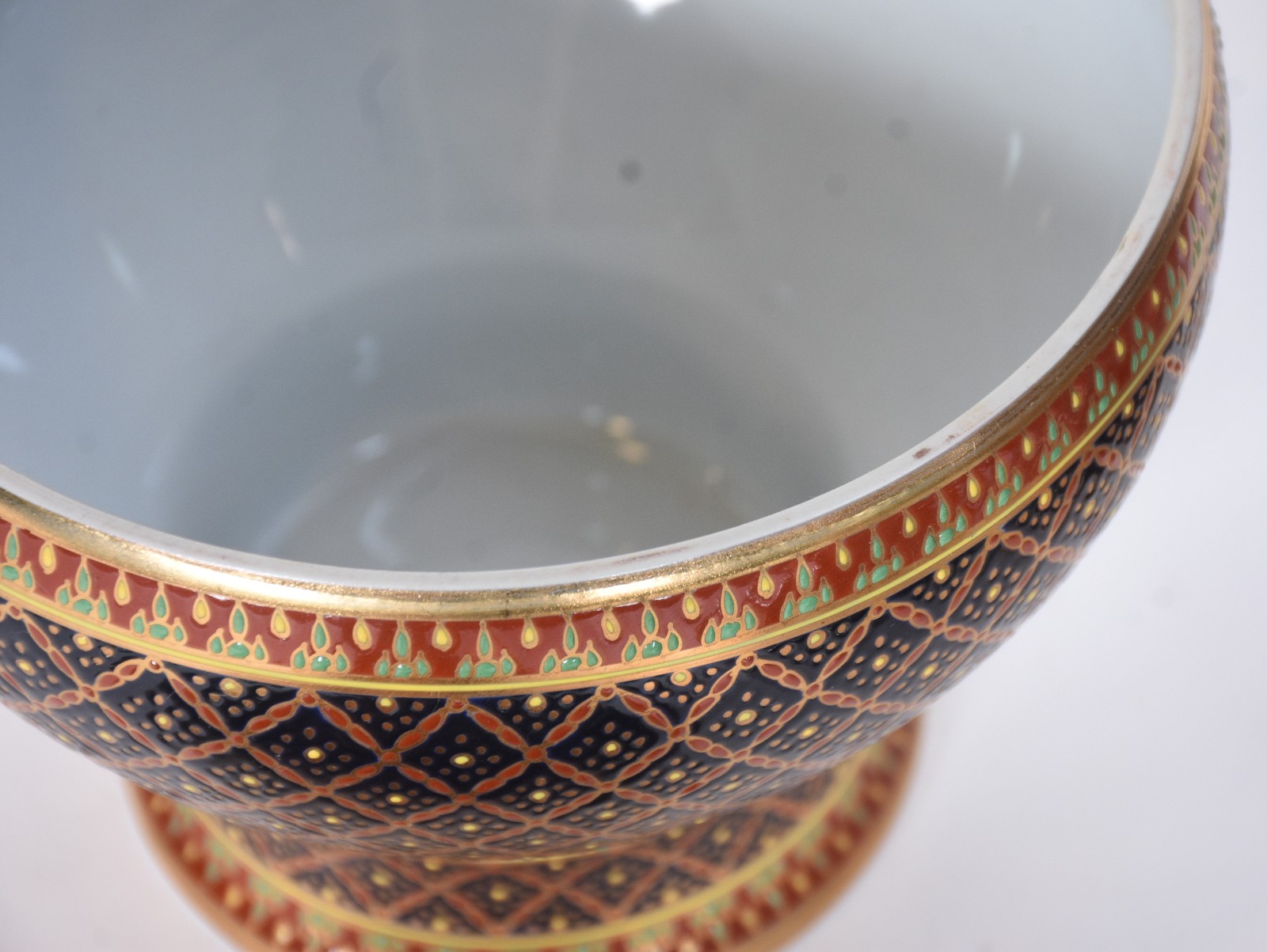 Três potiches de porcelana pintados a mão com motivos geométricos em... - foto 4 de 8