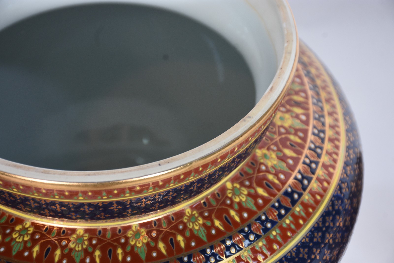 Três potiches de porcelana pintados a mão com motivos geométricos em... - foto 5 de 8
