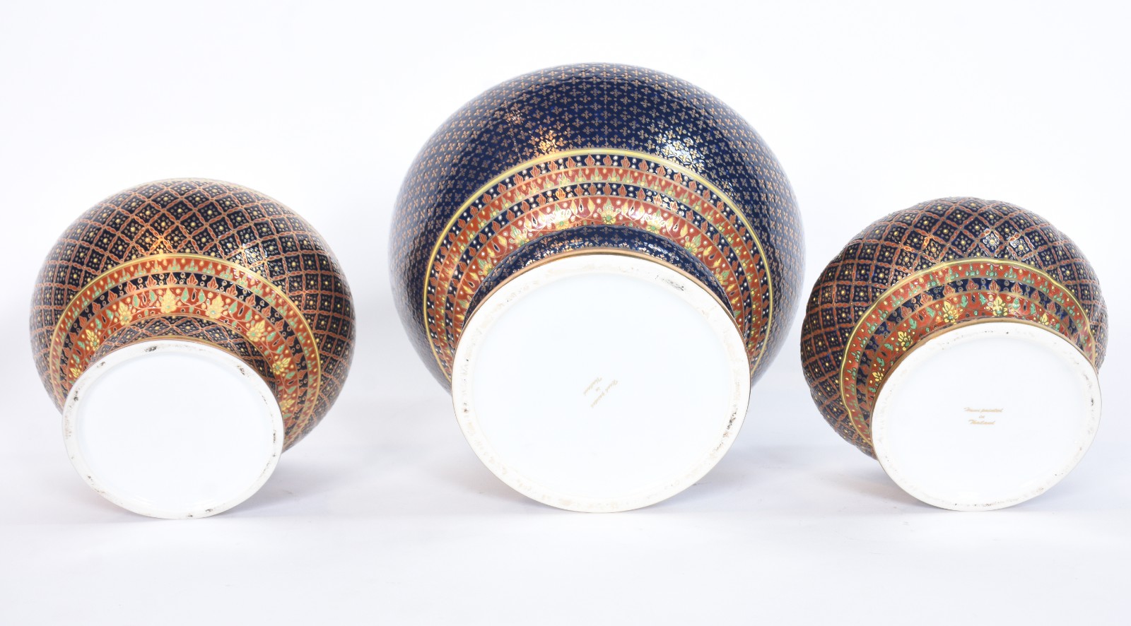 Três potiches de porcelana pintados a mão com motivos geométricos em... - foto 6 de 8