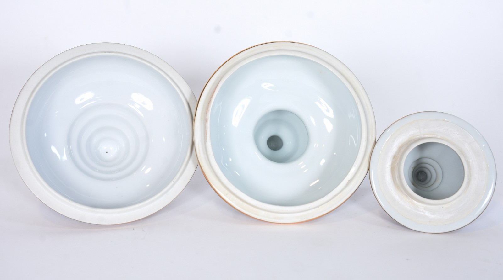 Três potiches de porcelana pintados a mão com motivos geométricos em... - foto 8 de 8
