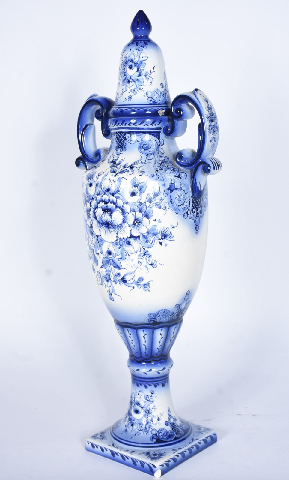 Ânfora de cerâmica azul e branca decoração floral. Pequenos lascados. - foto 1 de 10