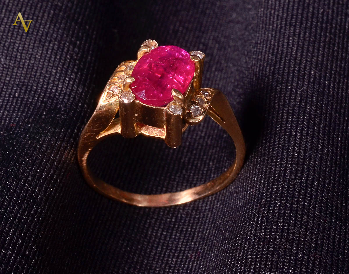 Anel de ouro 18 k com rubi oriental e brilhante. Peso. 3,6 gr.