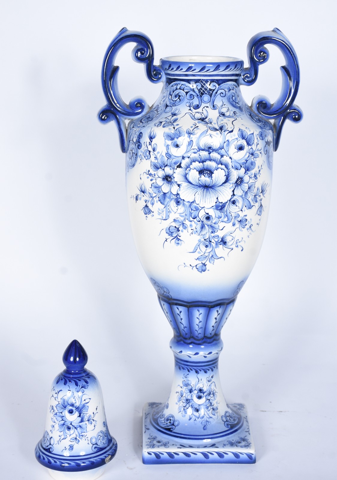 Ânfora de cerâmica azul e branca decoração floral. Pequenos lascados. - foto 3 de 10